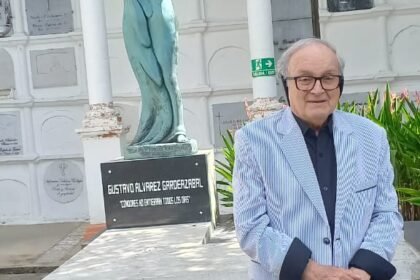 Gustavo Álvarez Gardeazábal frente a su tumba