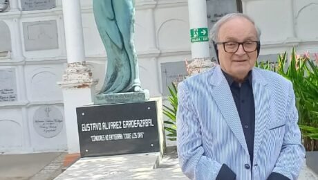 Gustavo Álvarez Gardeazábal frente a su tumba