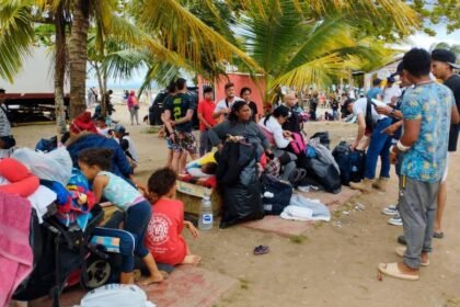 Migrantes en las playas de Necoclí