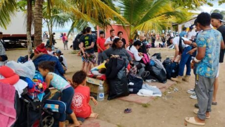 Migrantes en las playas de Necoclí