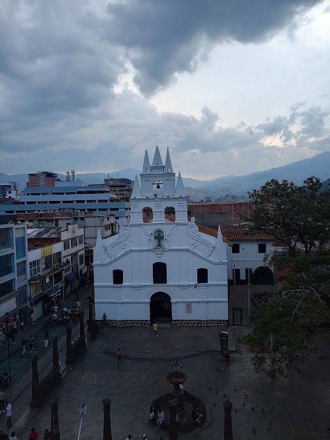 No deja de ser curioso que el templo en honor a Krishna esté al frente la Veracurz